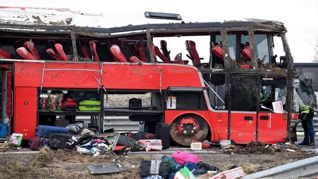 Ein verunglückter Bus steht auf der Straße. Ein verunglückter Bus steht auf der Straße.