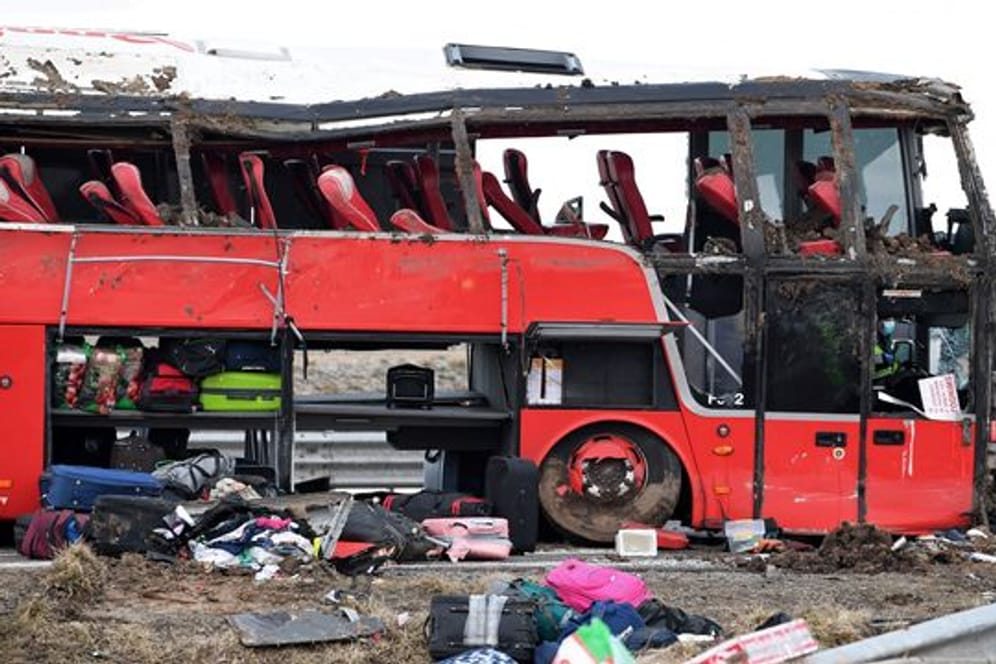 Ein verunglückter Bus steht auf der Straße.