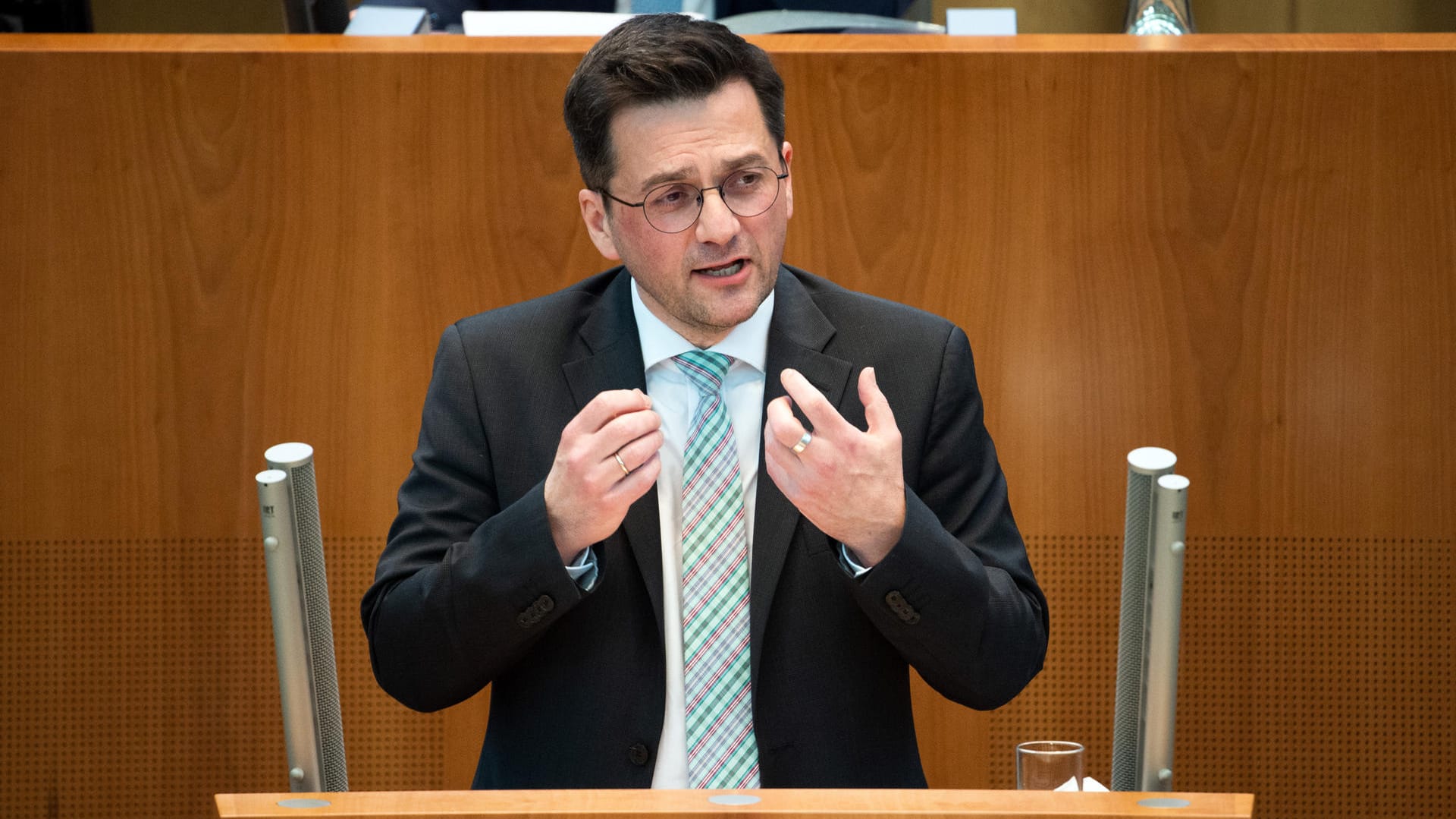 Thomas Kutschaty (SPD), Vorsitzender der SPD-Fraktion und Oppositionsführer im NRW-Landtag: Er erhielt 400 von 442 Stimmen. Thomas Kutschaty (SPD), Vorsitzender der SPD-Fraktion und Oppositionsführer im NRW-Landtag: Er erhielt 400 von 442 Stimmen.