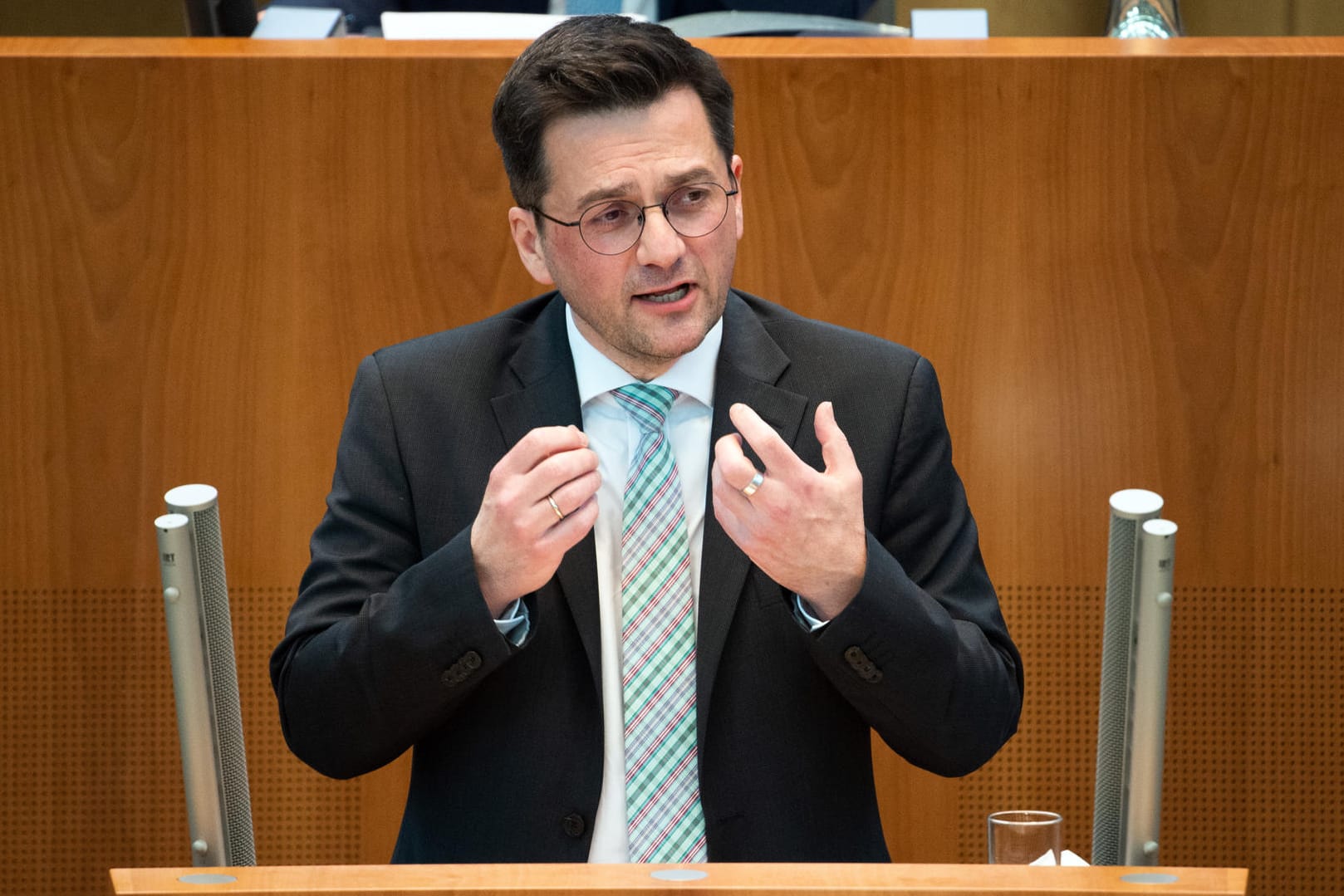 Thomas Kutschaty (SPD), Vorsitzender der SPD-Fraktion und Oppositionsführer im NRW-Landtag: Er erhielt 400 von 442 Stimmen.