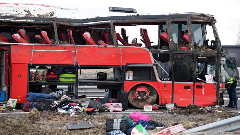 Ein verunglückter Bus steht auf der Straße: 57 Menschen saßen in dem Bus, als er von der Straße abkam.