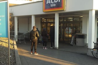 Aldi Süd in Köln-Vingst kurz vor Ladenöffnung: Der große Ansturm auf die Corona-Schnelltests ist ausgeblieben.
