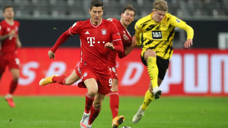 Szene aus der Hinrunde: Bayerns Lewandowski (l.) vor Dortmunds Haaland am Ball.