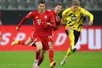 Szene aus der Hinrunde: Bayerns Lewandowski (l.) vor Dortmunds Haaland am Ball.