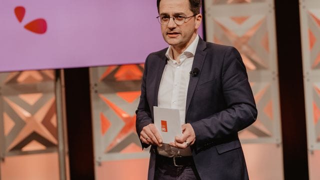 Thomas Kutschaty wurde auf dem nordrhein-westfälischen Landesparteitag der SPD zum neuen Landesvorsitzenden gewählt. Thomas Kutschaty wurde auf dem nordrhein-westfälischen Landesparteitag der SPD zum neuen Landesvorsitzenden gewählt.