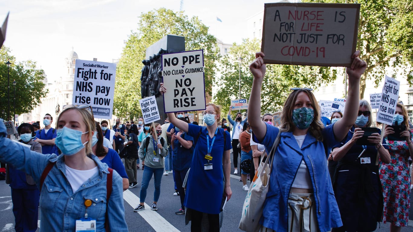 Demonstration von Angestellten des Nationalen Gesundheitsdienstes im Juli 2020: Lange kämpften sie für mehr Lohn - was die Regierung jetzt liefert, enttäuscht sie.