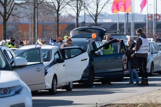 Zahlreiche Fahrzeuge sind vor Beginn eines Autokorsos zu sehen