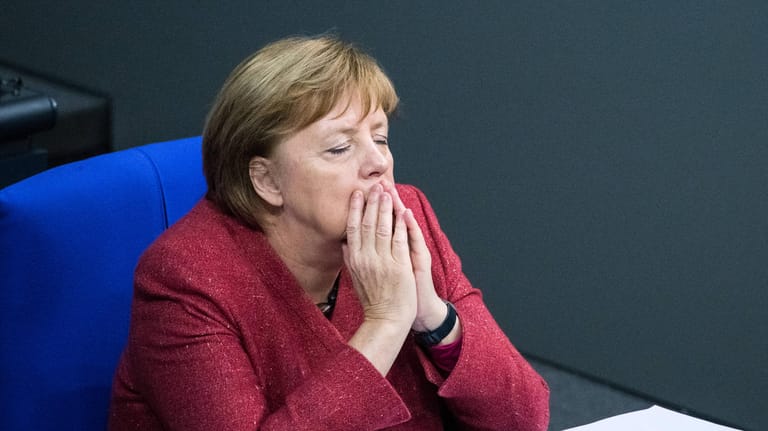 Angela Merkel erschöpft im Bundestag: Ihr Nachfolger im Wahlkreis ist Fan von Merkel-Kritiker Friedrich Merz.