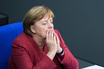 Angela Merkel erschöpft im Bundestag: Ihr Nachfolger im Wahlkreis ist Fan von Merkel-Kritiker Friedrich Merz.