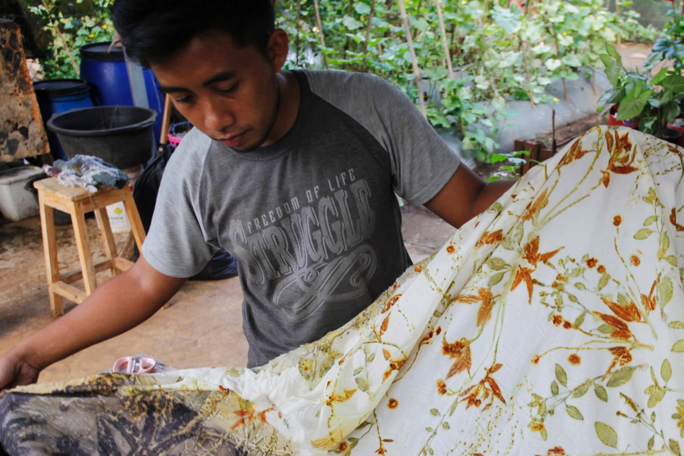 Ein Handwerker bedruckt in Indonesien Ökotextilien: Faire und umweltfreundliche Praktiken sind in der Textilbranche weltweit noch nicht an der Regel.