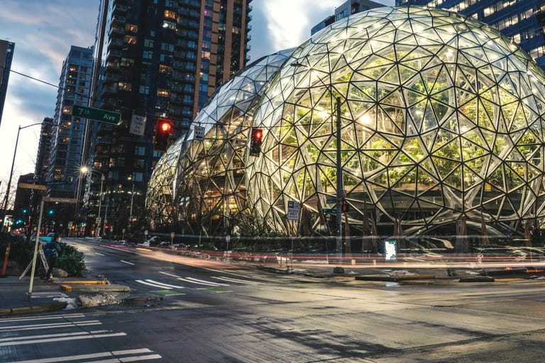 Die Glassphären des Amazon-Hauptquartiers in Seattle: Der Tech-Gigant betreibt einen der größten Cloud-Computing-Dienste der Welt.