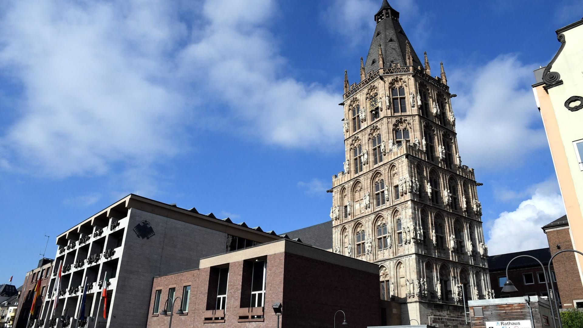 Der Turm vom historischen Rathaus Köln (Archivbild): Grüne, CDU und Volt haben am Samstag für ein gemeinsames Bündnis gestimmt.