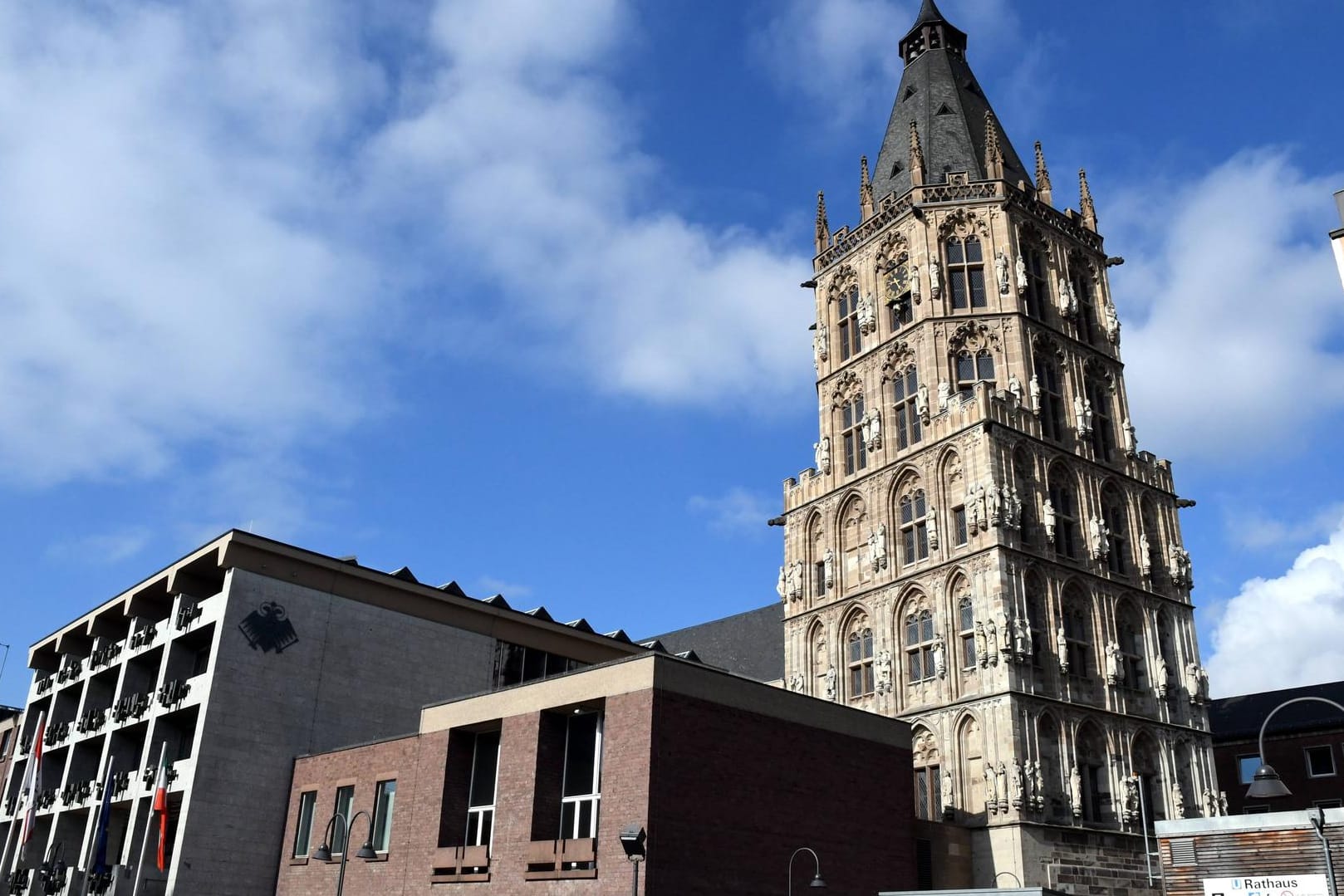 Der Turm vom historischen Rathaus Köln (Archivbild): Grüne, CDU und Volt haben am Samstag für ein gemeinsames Bündnis gestimmt.