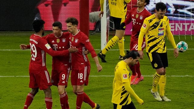 Bayern-Stürmer Robert Lewandowski (M) jubelt mit den Mannschaftskameraden Kingsley Coman (l) und Leon Goretzka über seinen Treffer zum zwischenzeitlichen 2:2. Bayern-Stürmer Robert Lewandowski (M) jubelt mit den Mannschaftskameraden Kingsley Coman (l) und Leon Goretzka über seinen Treffer zum zwischenzeitlichen 2:2.
