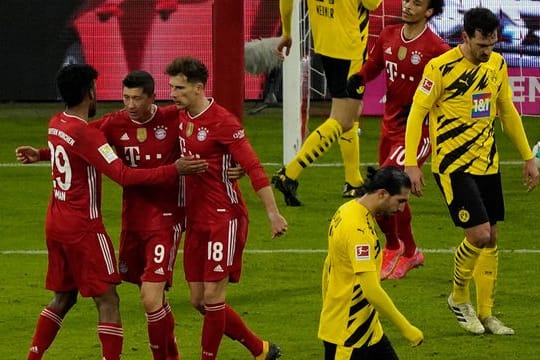 Bayern-Stürmer Robert Lewandowski (M) jubelt mit den Mannschaftskameraden Kingsley Coman (l) und Leon Goretzka über seinen Treffer zum zwischenzeitlichen 2:2.