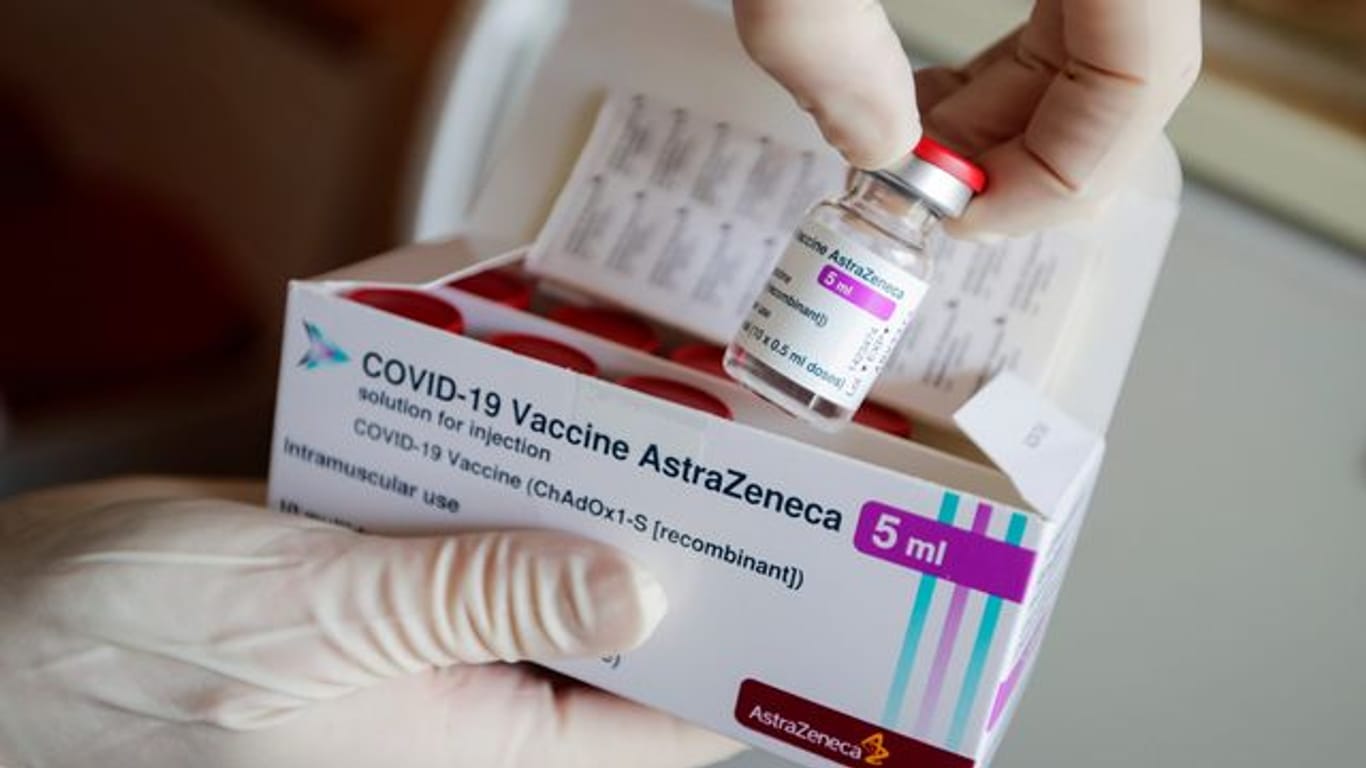 Eine Ampulle des Corona-Impfstoffs von Astrazeneca: Das Vakzine darf nun auch an über 65-Jährige verimpft werden.
