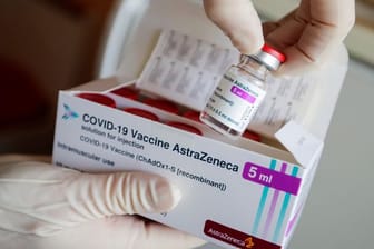 Eine Ampulle des Corona-Impfstoffs von Astrazeneca: Das Vakzine darf nun auch an über 65-Jährige verimpft werden.