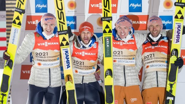 Karl Geiger (l-r), Markus Eisenbichler, Severin Freund und Pius Paschke jubeln über die erfolgreiche Titelverteidigung.