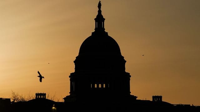 Die Kuppel des US-Kapitols in Washington, Sitz von Senat und Repräsentantenhaus. Die Kuppel des US-Kapitols in Washington, Sitz von Senat und Repräsentantenhaus.