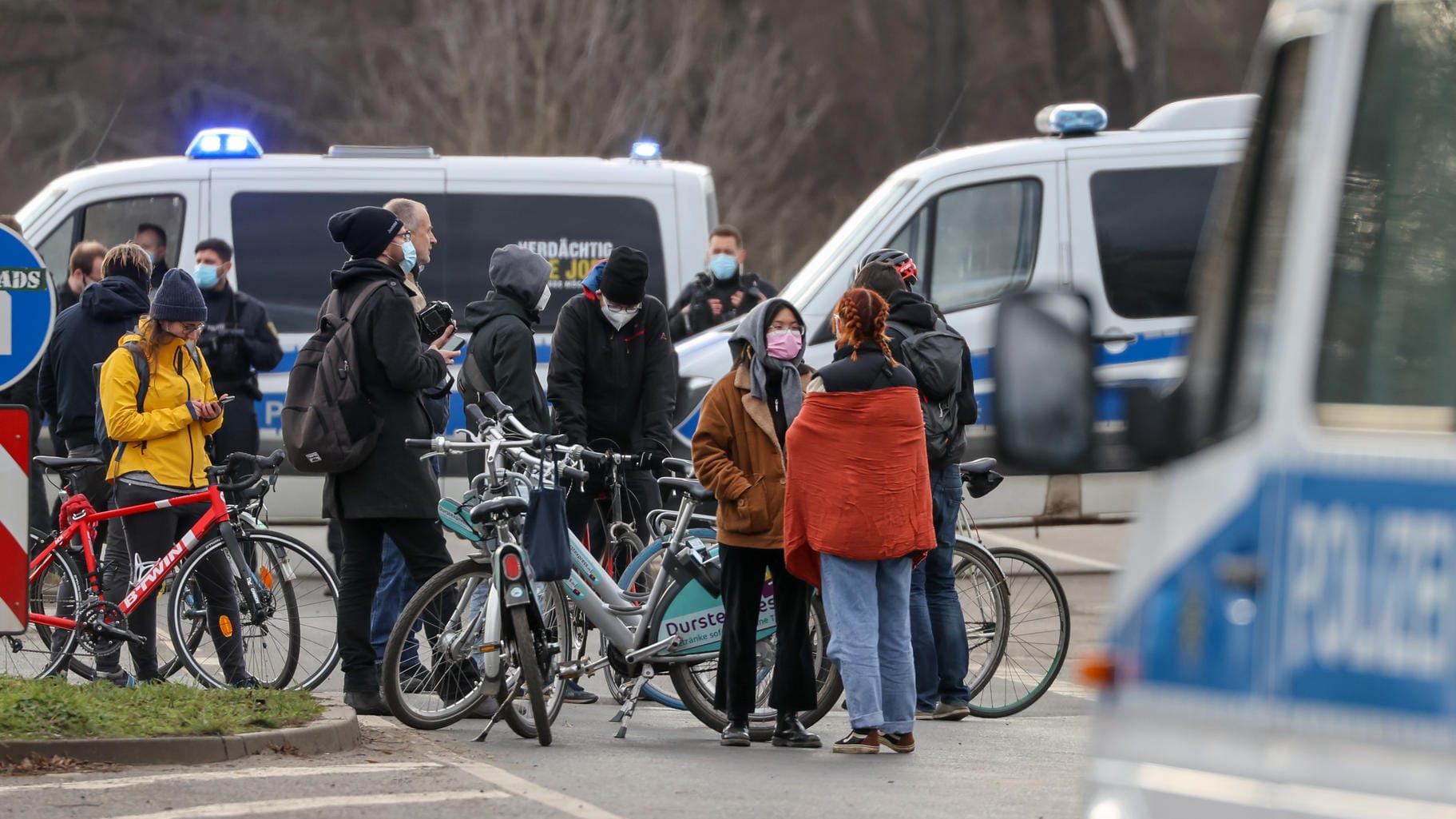 Gegen-Demonstranten auf Fahrrädern: Tausende Demonstranten hielten die "Querdenken"-Demo auf.