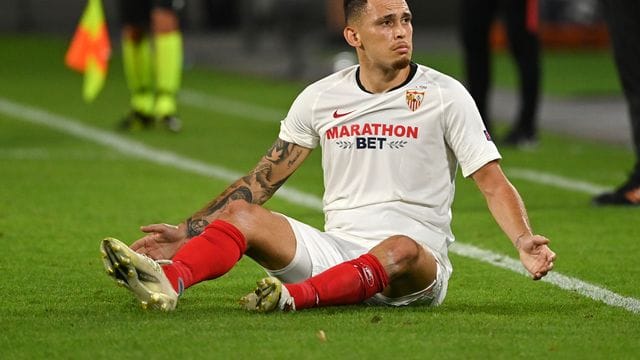 Sevillas Lucas Ocampos sitzt auf dem Rasen.
