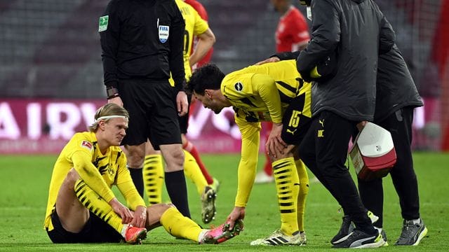BVB-Stürmer Erling Haaland sitzt verletzt auf dem Platz.