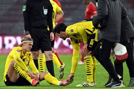 BVB-Stürmer Erling Haaland sitzt verletzt auf dem Platz.