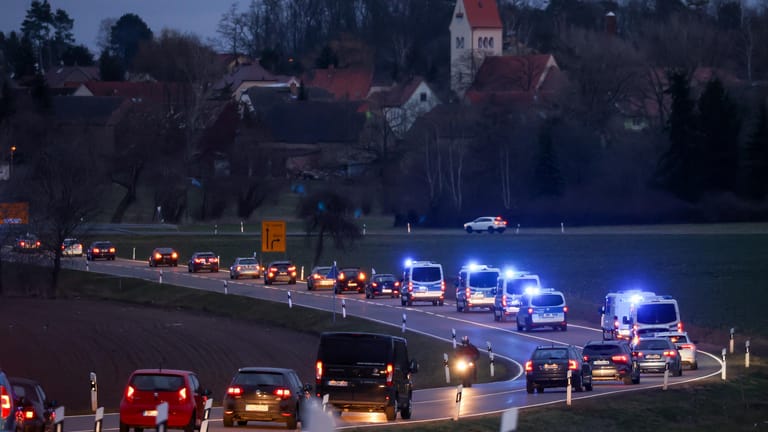 Corona-Kritik per Autokorso: Die Polizei sicherte die Kundgebungen in der sächsischen Großstadt mit Hunderten Kräften ab.