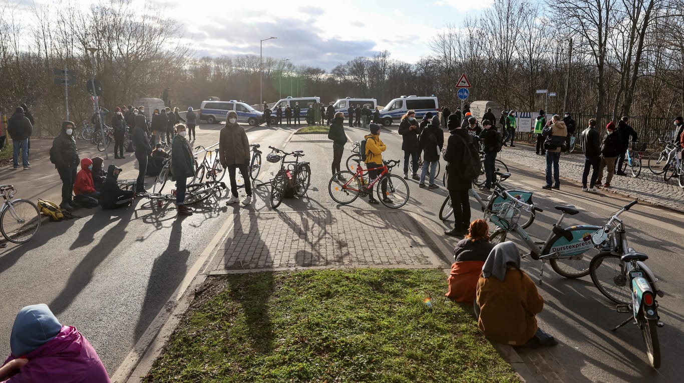 Gegenprotest in Leipzig: Mit Fahrrädern blockieren Demonstranten in Leipzig eine Straße und damit ein Autokorso von "Querdenkern".