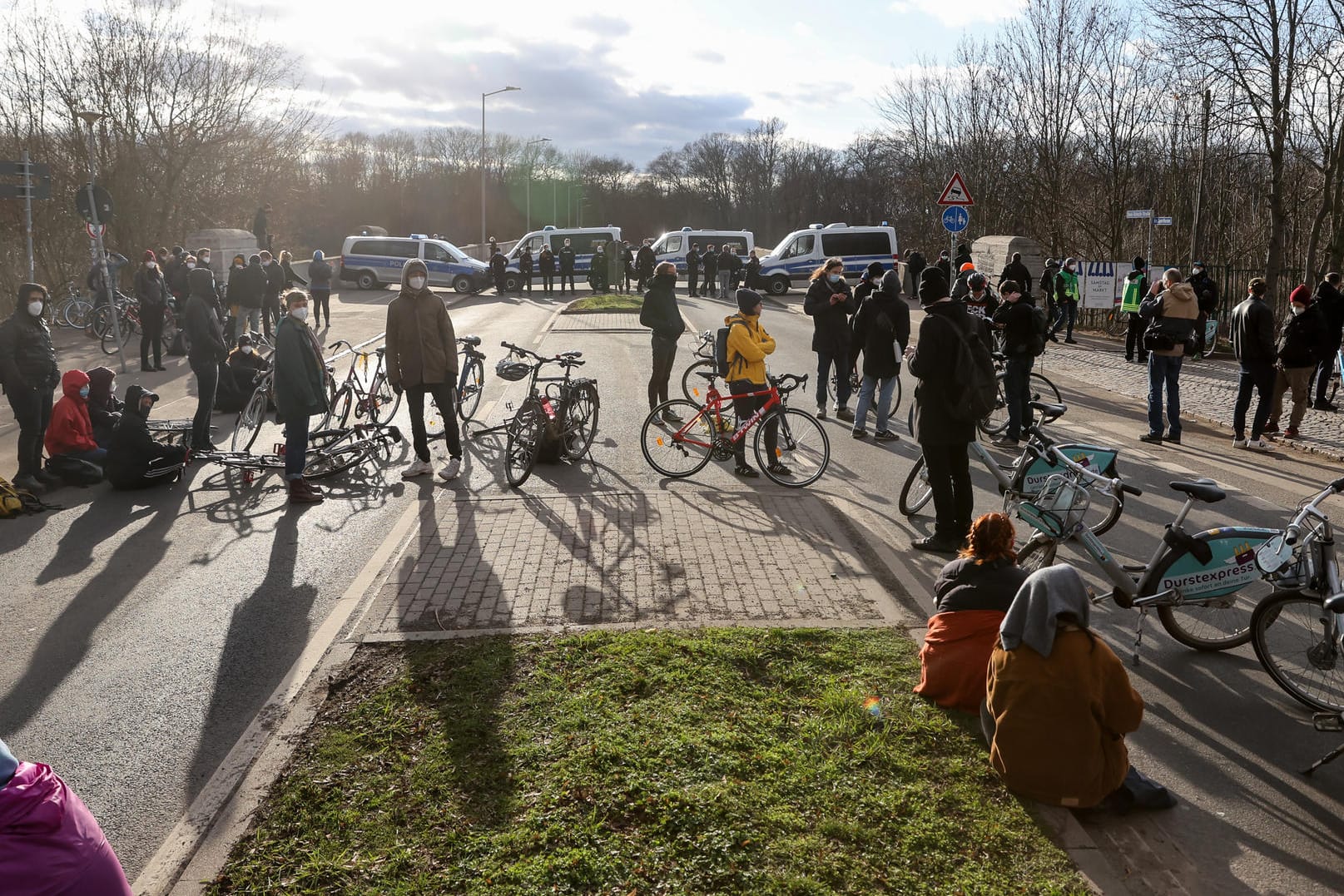 Gegenprotest in Leipzig: Mit Fahrrädern blockieren Demonstranten in Leipzig eine Straße und damit ein Autokorso von "Querdenkern".