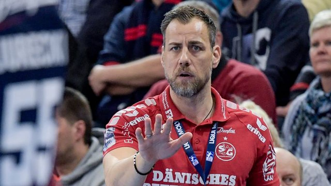 Flensburgs Trainer Maik Machulla coacht sein Team an der Seitenlinie.