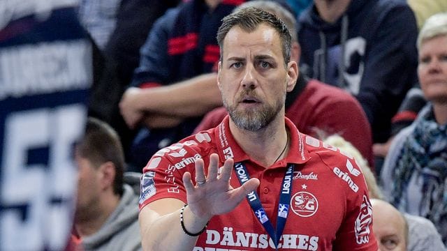 Flensburgs Trainer Maik Machulla coacht sein Team an der Seitenlinie. Flensburgs Trainer Maik Machulla coacht sein Team an der Seitenlinie.