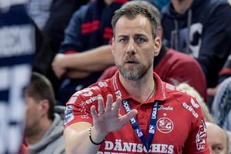 Flensburgs Trainer Maik Machulla coacht sein Team an der Seitenlinie.