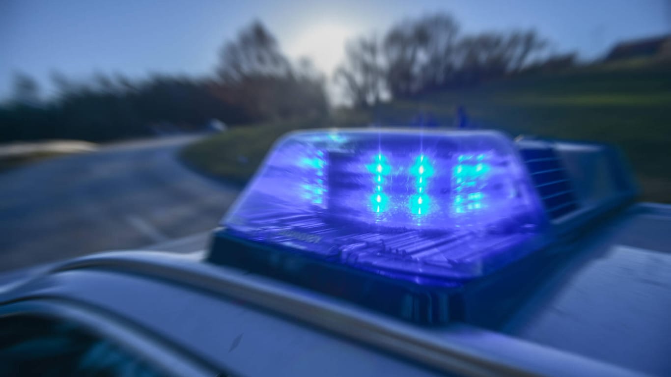Ein Polizeiblaulicht (Symboldbild). Beamte nahmen einen Mann in Limbach-Oberfrohna fest, der einen anderen Mann erschossen hatte.
