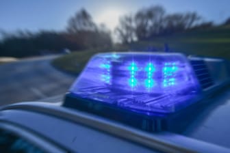 Ein Polizeiblaulicht (Symboldbild). Beamte nahmen einen Mann in Limbach-Oberfrohna fest, der einen anderen Mann erschossen hatte.