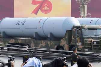 Eine ballistische Rakete wird zum 70. Geburtstag der Kommunistischen Partei Chinas vorgeführt (Archivbild). Das Land werde zu einer Bedrohung, sagt ein Papier des Verteidigungsministeriums.