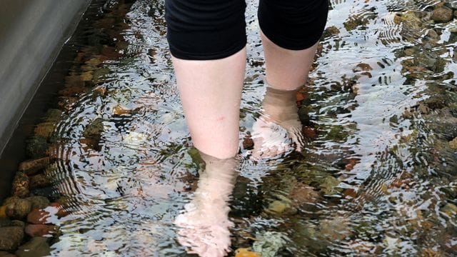 Zur ganzheitlichen Lehre von Sebastian Kneipp gehört mehr nur als Wassertreten und eiskalte Kniegüsse.