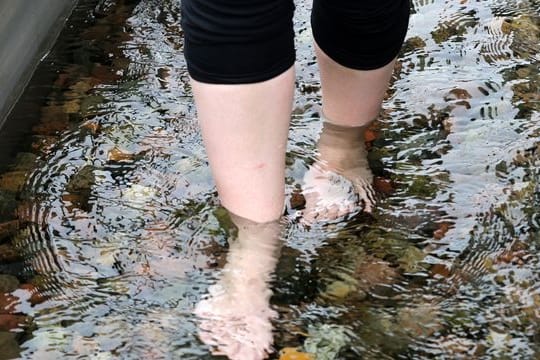 Zur ganzheitlichen Lehre von Sebastian Kneipp gehört mehr nur als Wassertreten und eiskalte Kniegüsse.