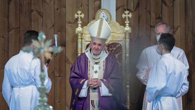 Papst Franziskus hält eine Messe im Franso-Hariri-Stadion in Erbil ab.