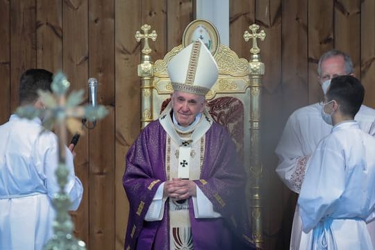 Papst Franziskus hält eine Messe im Franso-Hariri-Stadion in Erbil ab.