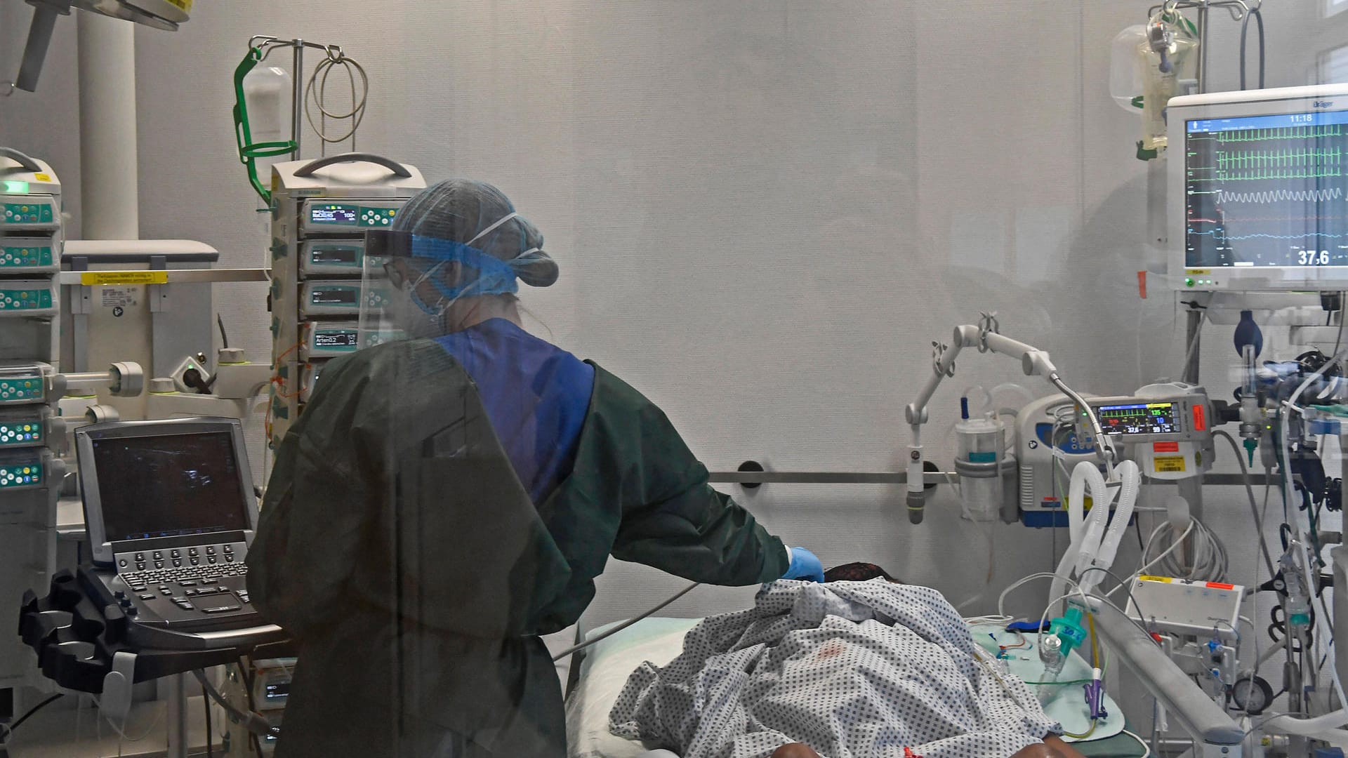 Eine Pflegekraft kontrolliert die Werte von einem Corona-Patienten in Essen (Archivbild). Die Sieben-Tage-Inzidenz steigt weiter an, meldet das RKI. Eine Pflegekraft kontrolliert die Werte von einem Corona-Patienten in Essen (Archivbild). Die Sieben-Tage-Inzidenz steigt weiter an, meldet das RKI.