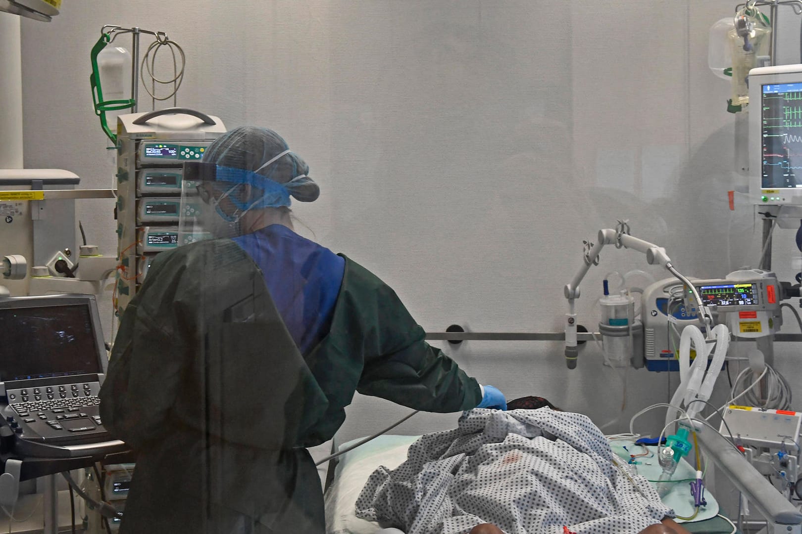 Eine Pflegekraft kontrolliert die Werte von einem Corona-Patienten in Essen (Archivbild). Die Sieben-Tage-Inzidenz steigt weiter an, meldet das RKI.