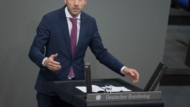 Der CDU-Abgeordnete Löbel will sich komplett aus der Politik zurückziehen. Der CDU-Abgeordnete Löbel will sich komplett aus der Politik zurückziehen.