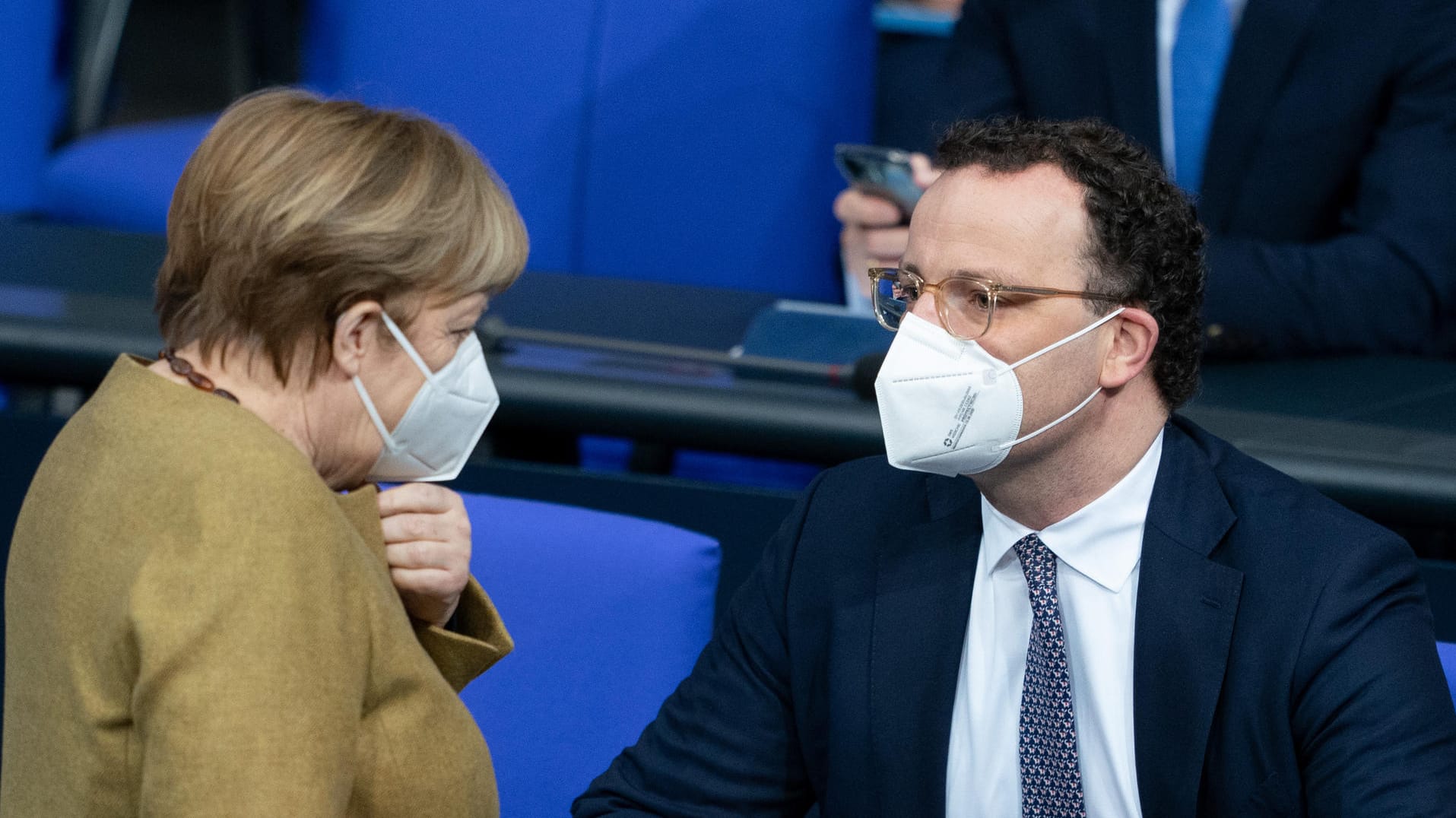 BundestagKanzlerin Angela Merkel und Gesundheitsminister Jens Spahn im Bundestag: Nach der erneuten Verzögerung bei fächendeckenden Schnelltests schieben sich Bundes- und Landespolitik gegenseitig die Verantwortung zu. BundestagKanzlerin Angela Merkel und Gesundheitsminister Jens Spahn im Bundestag: Nach der erneuten Verzögerung bei fächendeckenden Schnelltests schieben sich Bundes- und Landespolitik gegenseitig die Verantwortung zu.