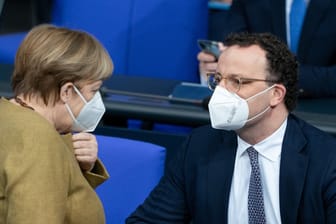 BundestagKanzlerin Angela Merkel und Gesundheitsminister Jens Spahn im Bundestag: Nach der erneuten Verzögerung bei fächendeckenden Schnelltests schieben sich Bundes- und Landespolitik gegenseitig die Verantwortung zu.