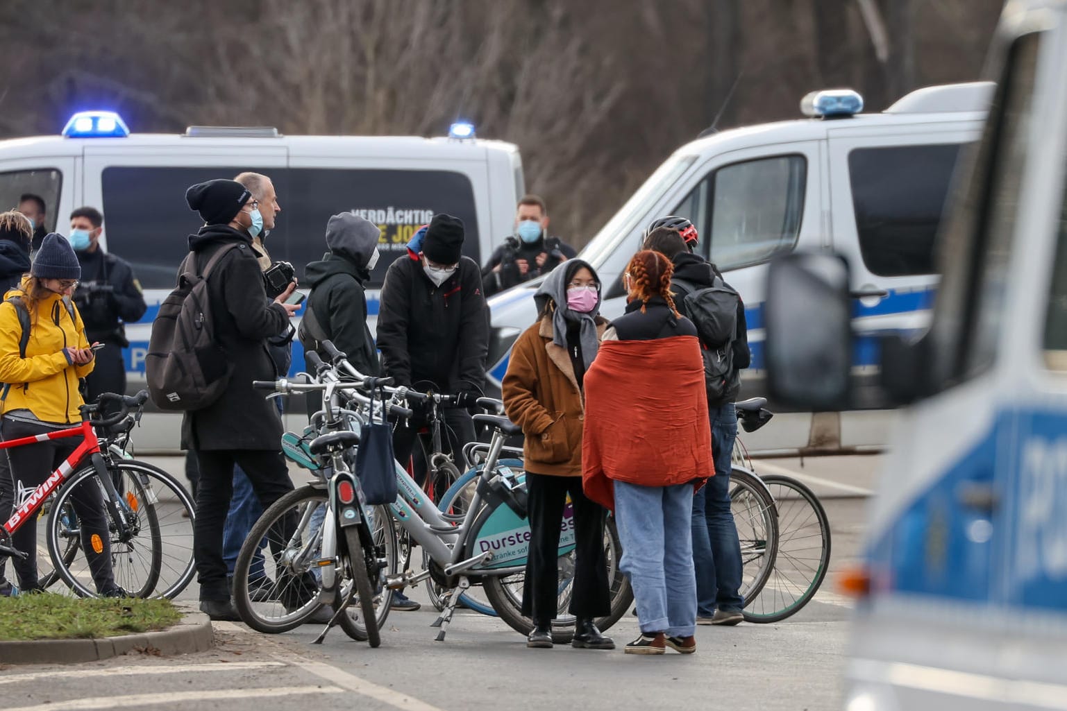 Gegendemonstranten mit Fahrrädern blockieren die Route eines Autokorsos von Kritikern der Corona-Maßnahmen: Mehr als 1.000 Menschen beteiligten sich nach Polizeischätzungen an den verschiedenen Aktionen unter dem Motto "Querdenken ausbremsen".