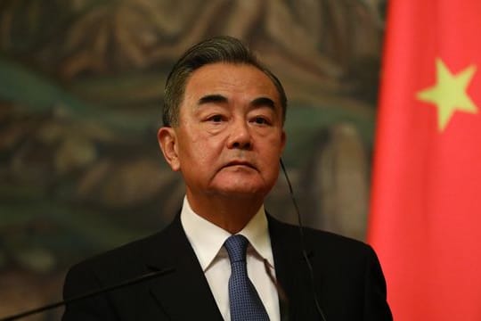 Chinas Außenminister Wang Yi verteidigte die umstrittene Wahlreform in Hongkong.