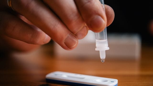 Von Beginn der Woche an sollen alle, die es wollen, ohne besonderen Anlass untersuchen können, ob sie mit dem Coronavirus infiziert sind und möglicherweise andere anstecken könnten. Von Beginn der Woche an sollen alle, die es wollen, ohne besonderen Anlass untersuchen können, ob sie mit dem Coronavirus infiziert sind und möglicherweise andere anstecken könnten.