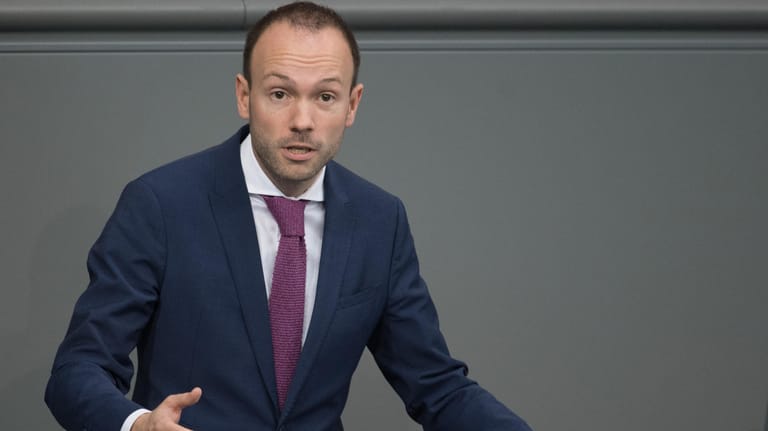 Nikolas Löbel (CDU): In der Affäre um Geschäfte von Unionsabgeordneten bei der Beschaffung von Corona-Masken hat der Bundestagsabgeordnete seinen Rückzug aus der Bundespolitik angekündigt.