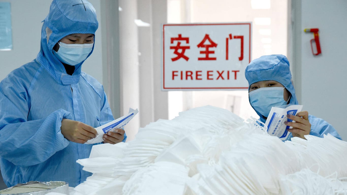 FFP2-Maskenproduktion in China (Symbolbild): Besonders Schutzausrüstungen exportiert China. legen
